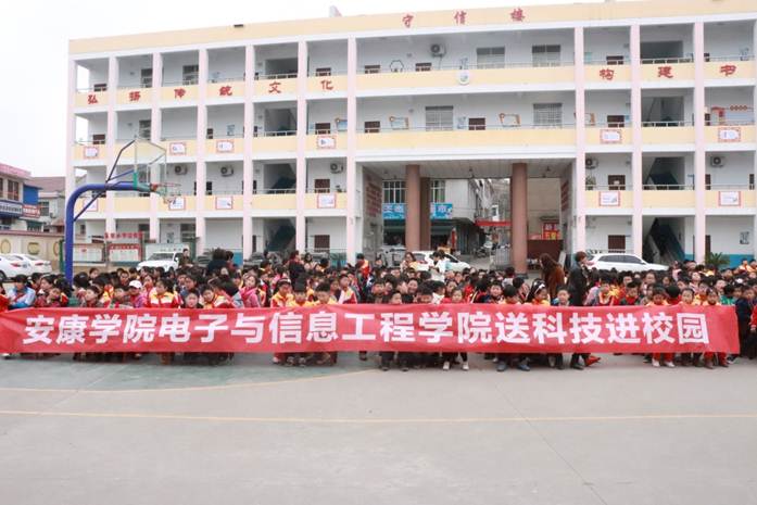说明: F:\科技下乡\yl6809永利官网送科技进校园_五里小学\IMG_8431.JPG